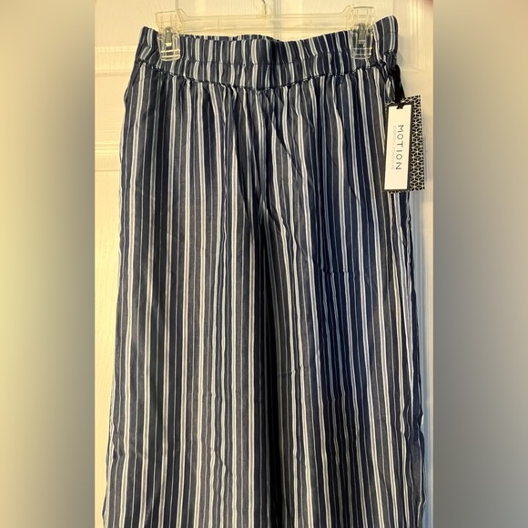 NWT Womans Motion Striped Wide Legged Pants in Pristine Condition!! - Picture 2 of 9